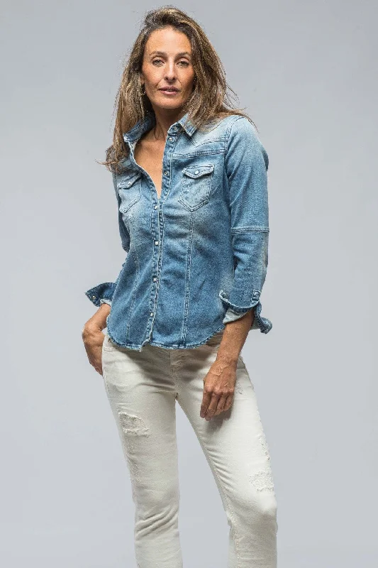 Maddi Fitted Snap Shirt In Distressed Light Wash