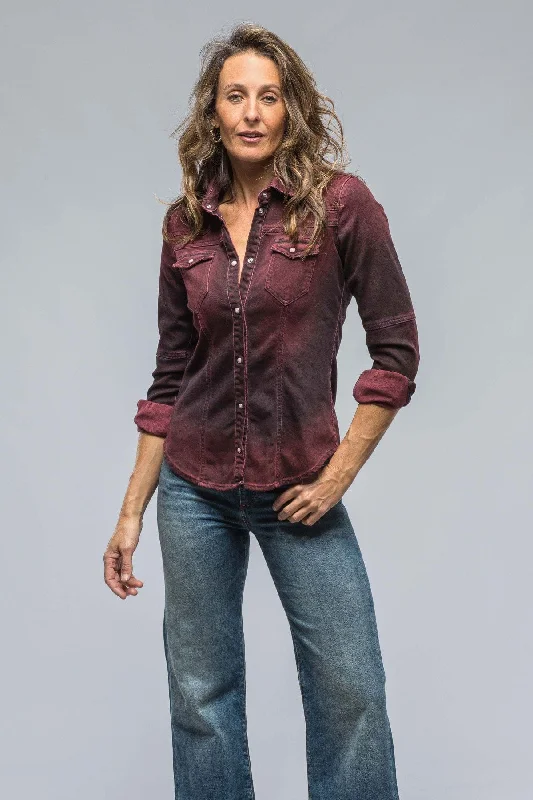 Maddi Fitted Western Snap Shirt In Bordeaux Over Dye