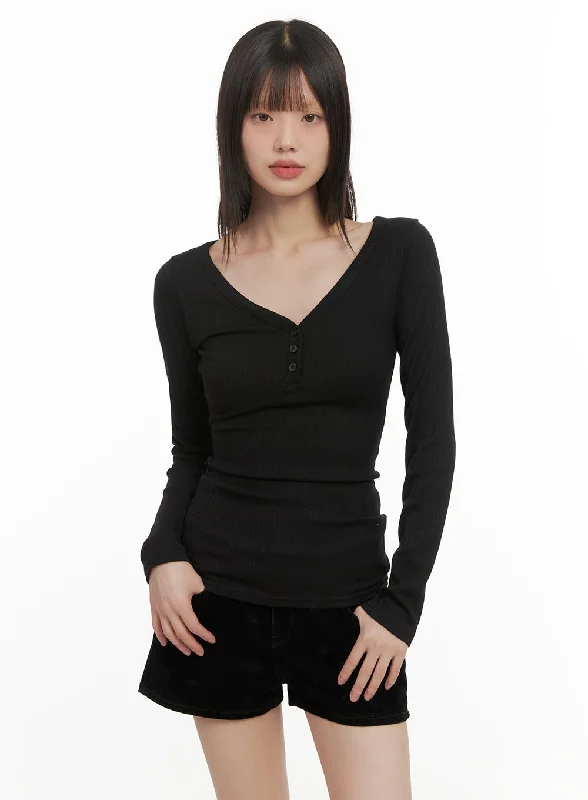 Slim-Fit Buttoned V-Neck Top CD425